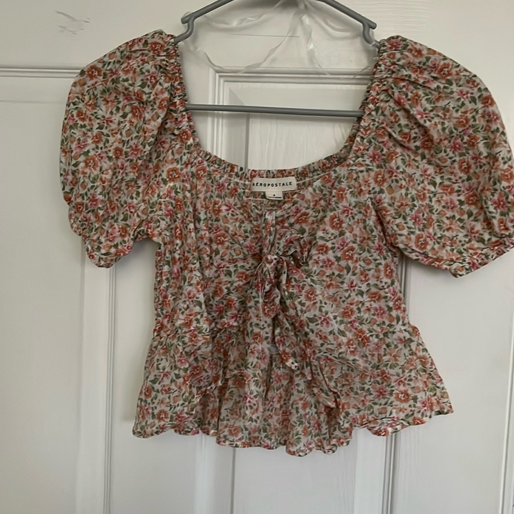 Cropped shirt, puffy sleeves, flowers orange and pink!